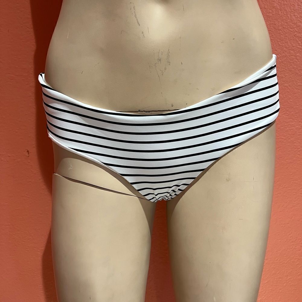 Beach bunny bikini set!! - Picture 5 of 6